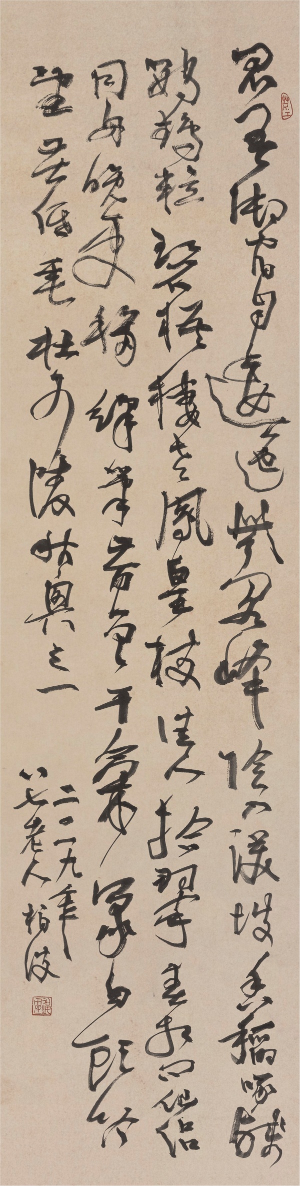 唐·杜甫诗《秋兴八首》之一137cm×34cm昆吾御宿自逶迤,紫阁峰阴入渼坡(陂)。香稻啄残(馀)鹦鹉粒,碧梧栖老凤皇(凰)枝。佳人拾翠春相问,仙侣同舟晚更移。彩笔昔曾干气象,白头吟望苦低垂。.JPG